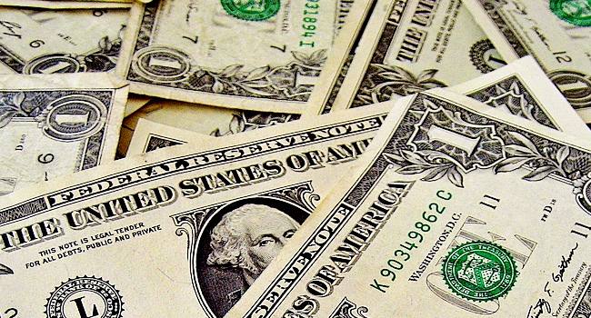 Dolar je porastao u odnosu na glavne valute nakon sto je licna potrosnja u Americi porasla u julu